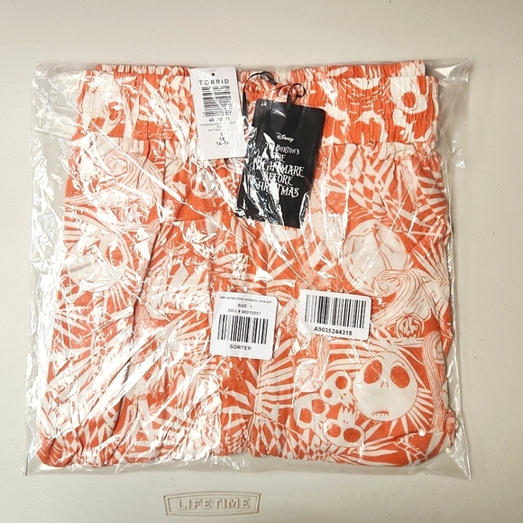 ❤️NWT VINTAGE TORRID SHORTS - NIGHTMARE BEFORE CHRISTMAS TIKI HAWAIIAN PLUS SIZE - Picture 4 of 14